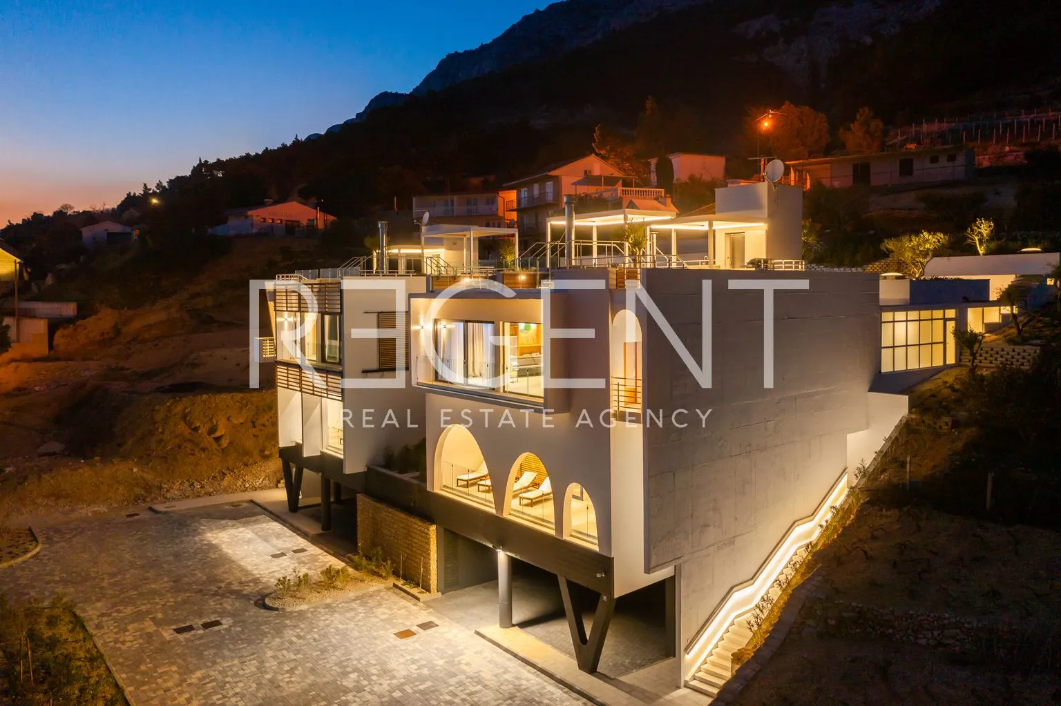 omiš – ekskluzivna vila s bazenom i panoramskim pogledom - slika 24