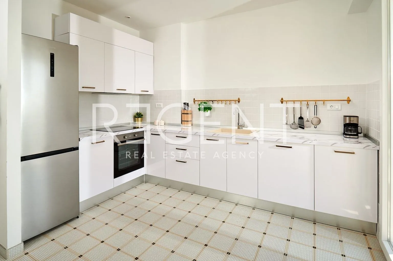 split, bačvice - trosoban stan sa loggiom 105 m2 - slika 3