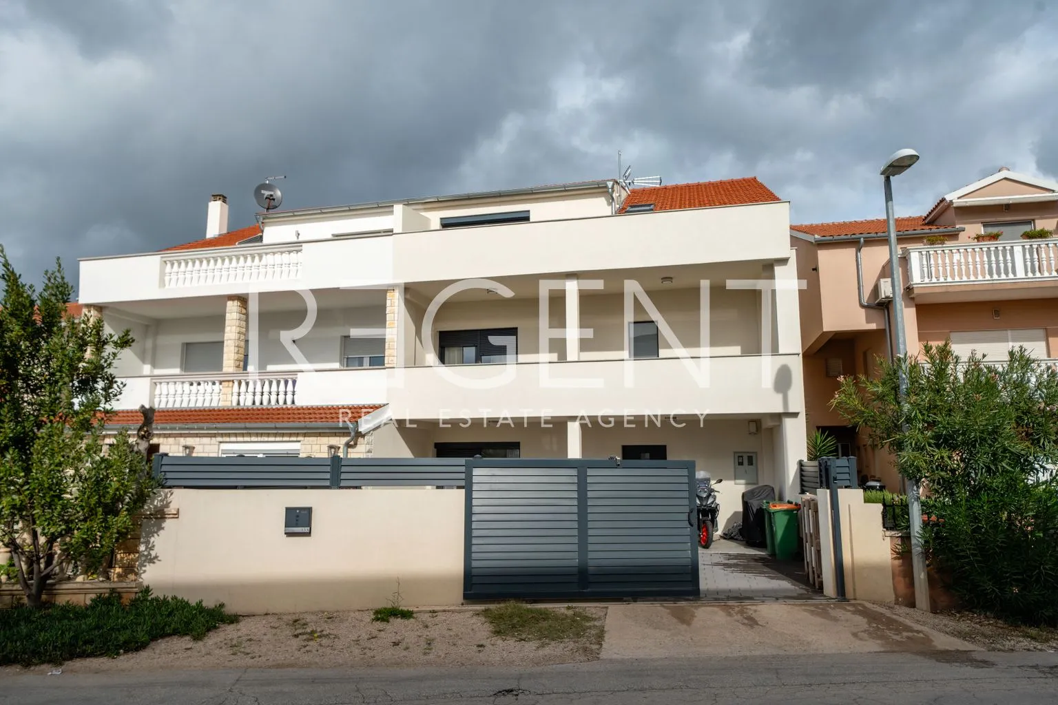 vodice - dvojna kuća s dvorištem u zatonskoj ulici - slika 23