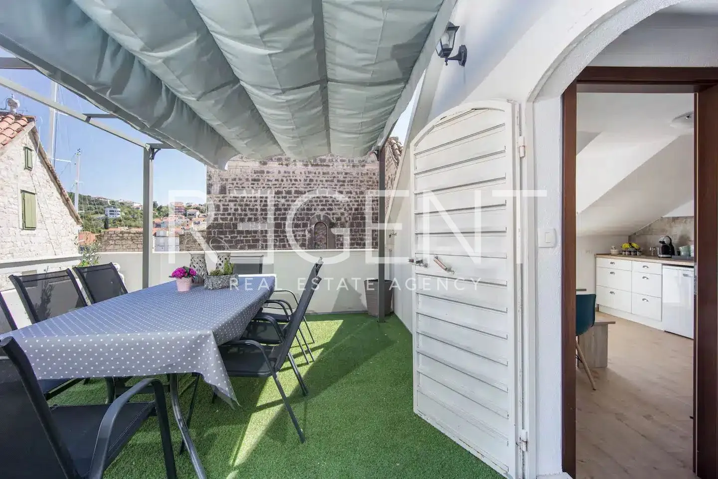 trogir, centar- kamena kuća 174 m2 - slika 1