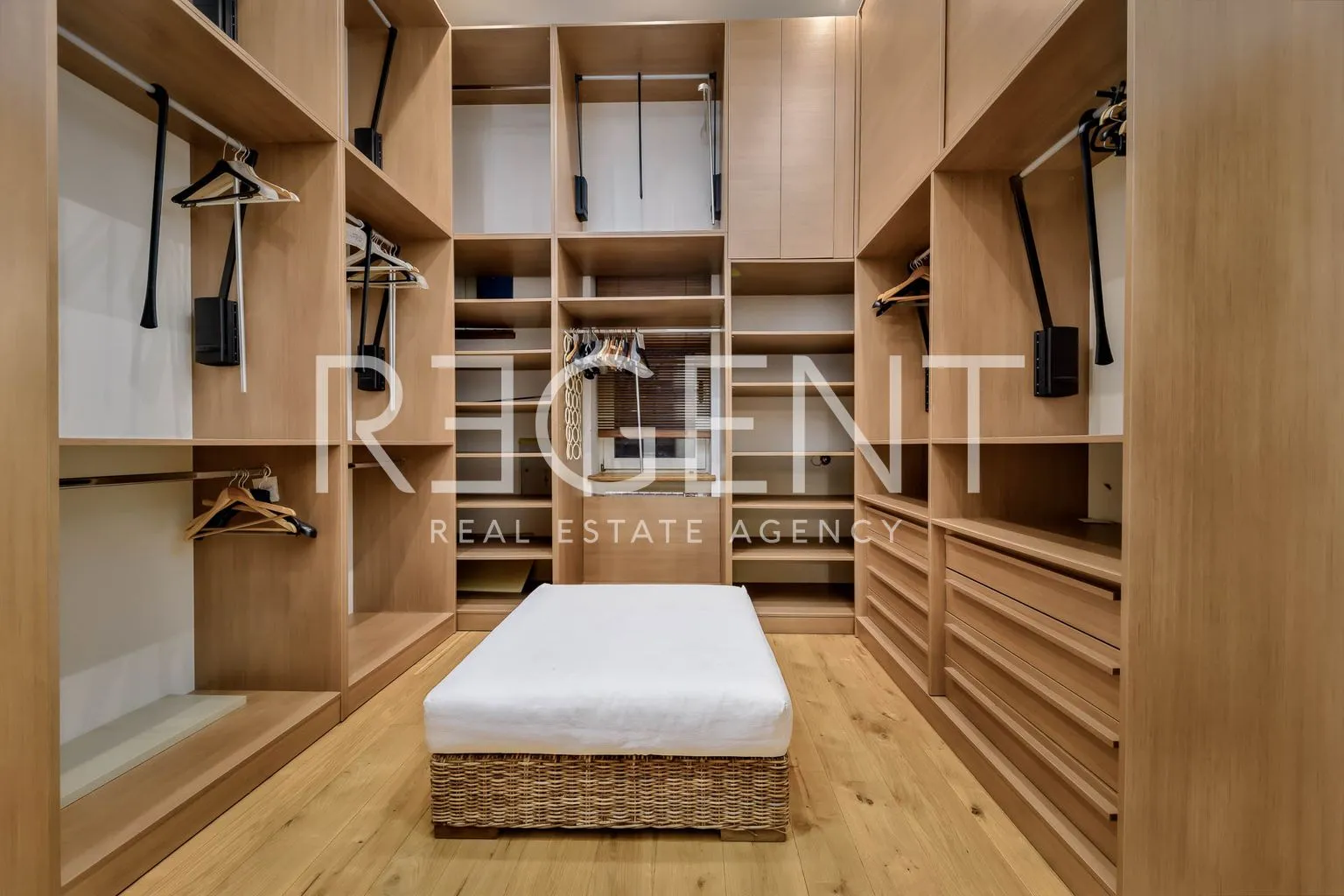 stan 197 m² za najam, centar — 1. kat, 2 kupaonice - slika 9