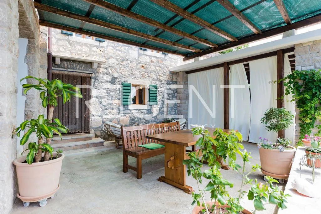 brač, bol - kamena kuća sa četiri apartmana - slika 20