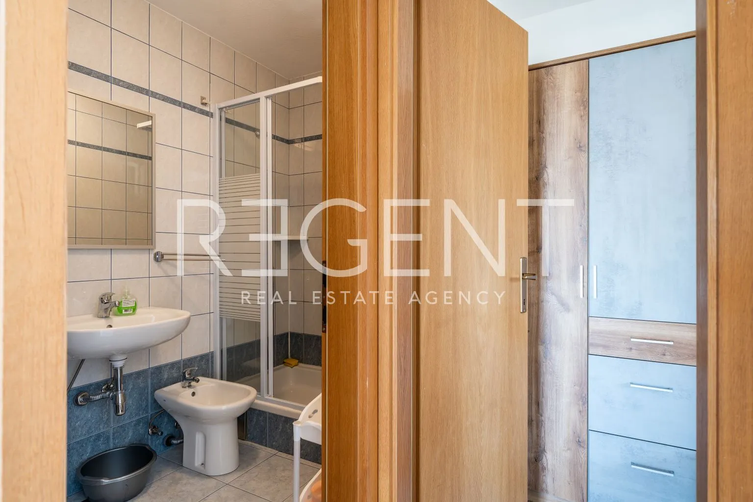 šibenik, rogoznica - kuća sa šest apartmana - slika 14