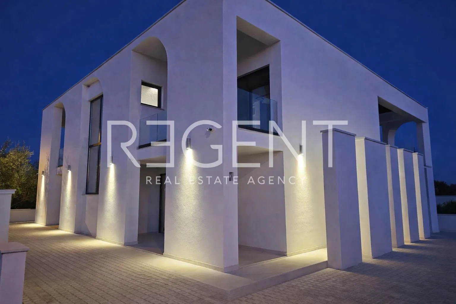 vila 335 m², umag — bazen 10×5, pogled more, namještena - slika 3