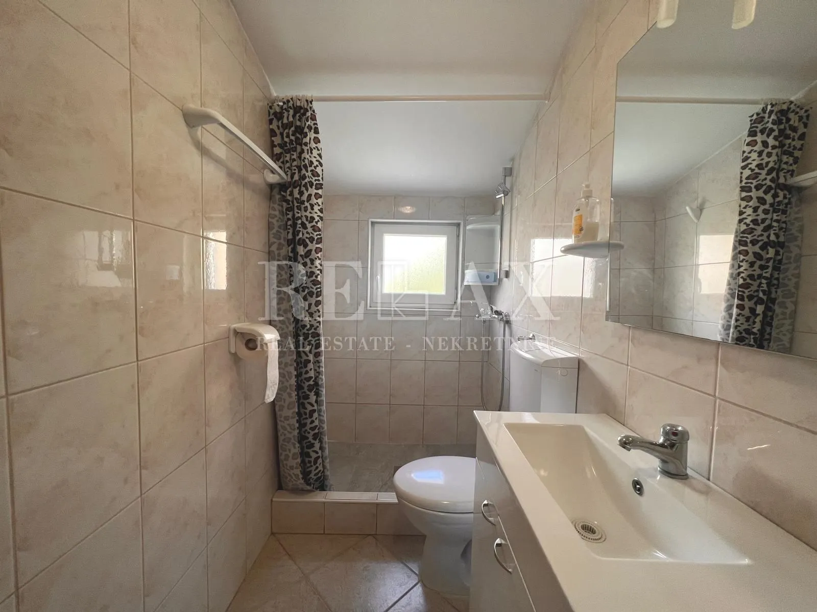 crikvenica - etaža sa tri apartmana u centru grada - slika 23