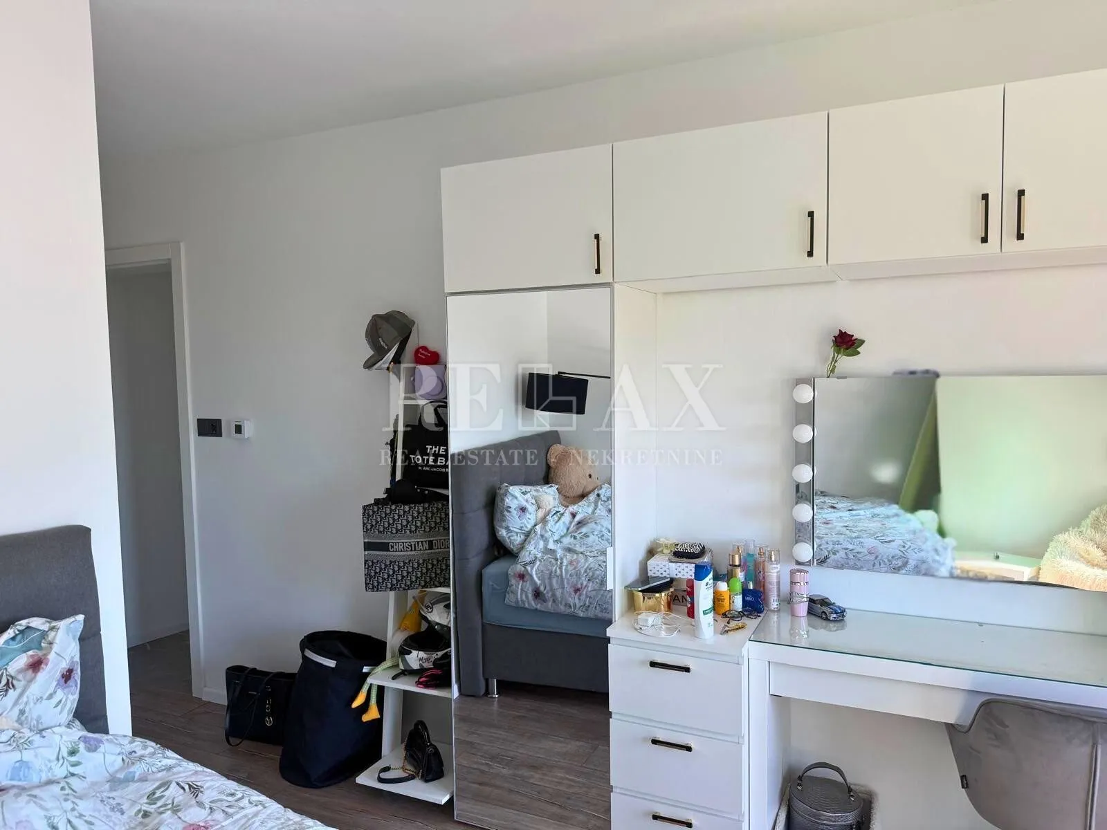 bribir - kuća sa bazenom i okućnicom - slika 12