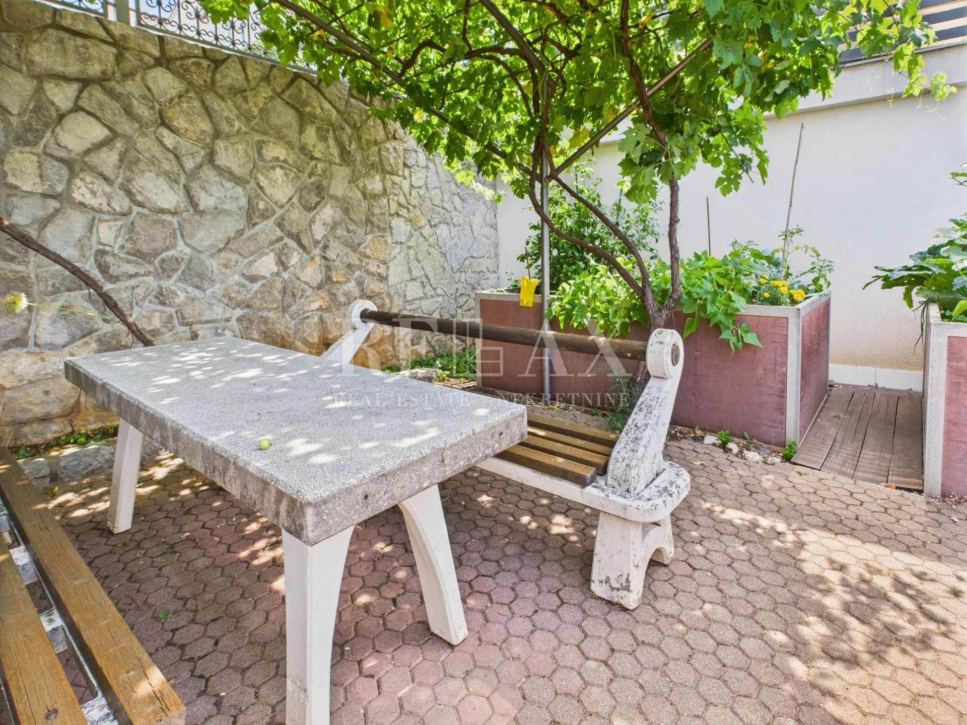 crikvenica - prostrana kuća s uređenom okućnicom - slika 33