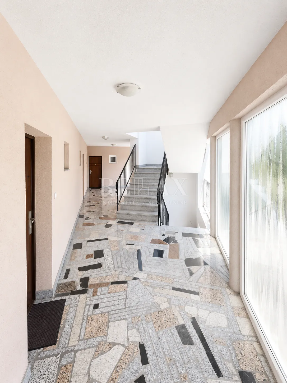 crikvenica - adaptirani stan s lođom - slika 11