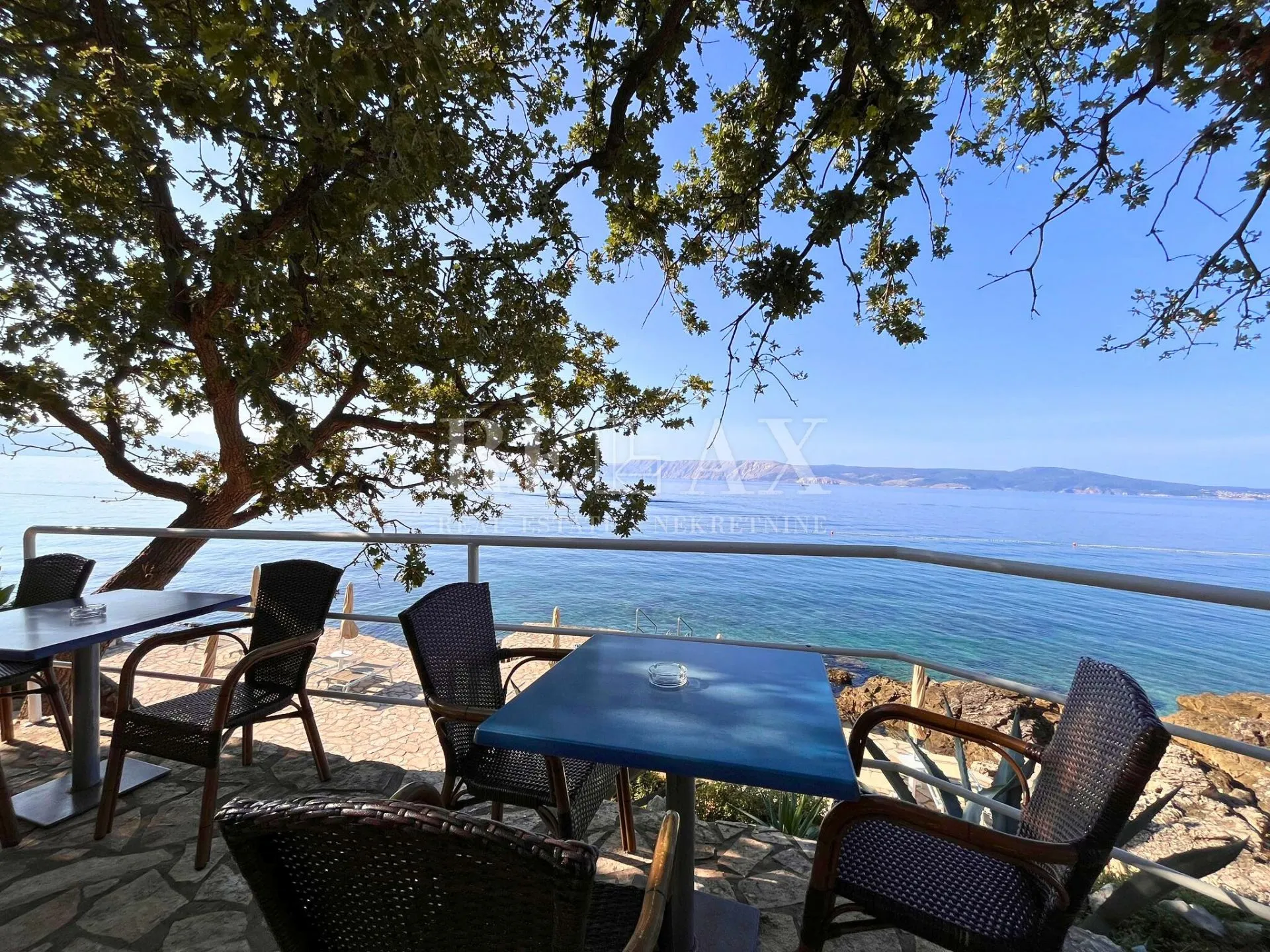 novi vinodolski - restoran u prvom redu do mora - slika 9