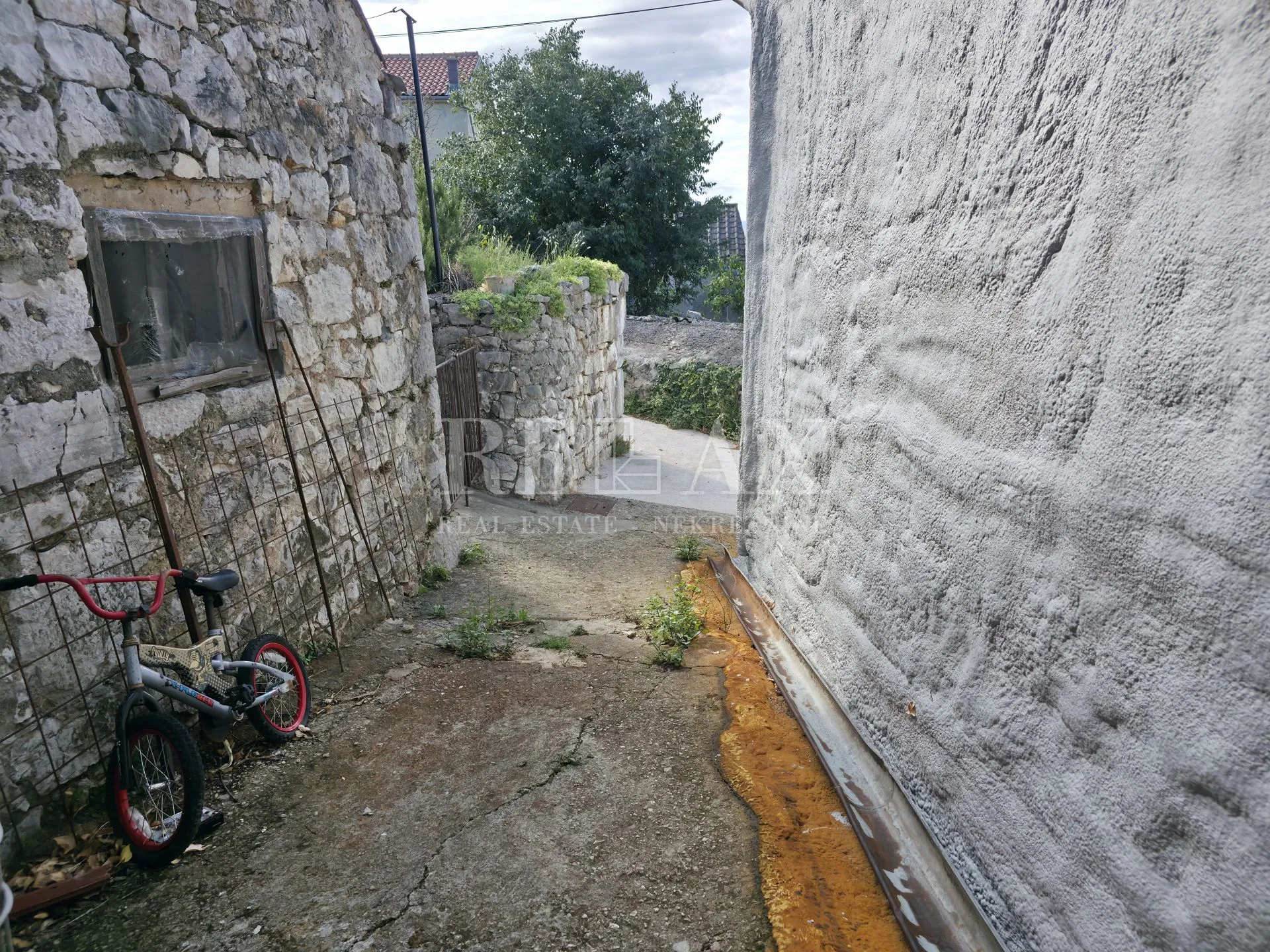 crikvenica - sniženo ! starina za kompletnu adaptaciju - slika 3