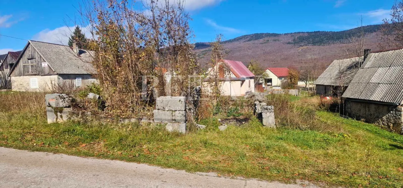 krasno - kuća za adaptaciju sa zemljištem i dva objekta - slika 5