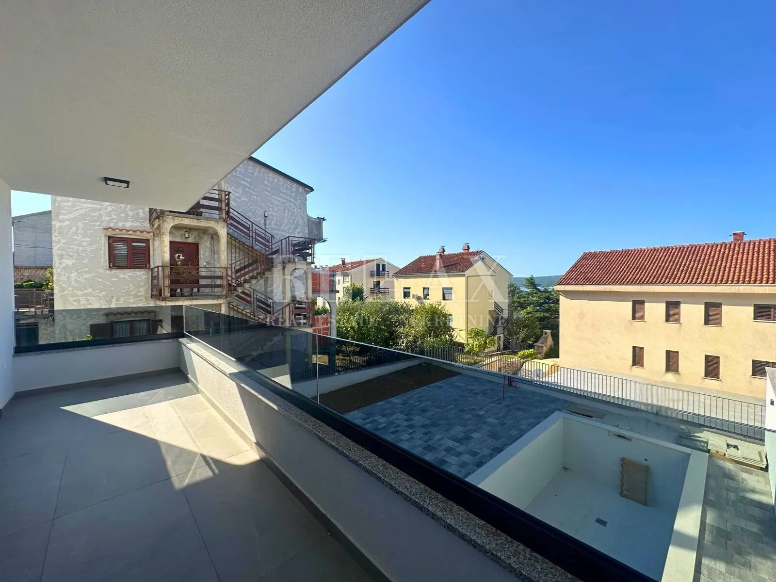dramalj - novogradnja, dvoetažni stan s bazenom - slika 18