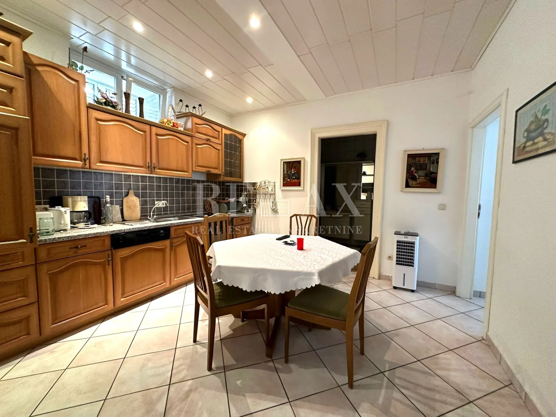 crikvenica- kuća u širem centru sa 7 apartmana - slika 25