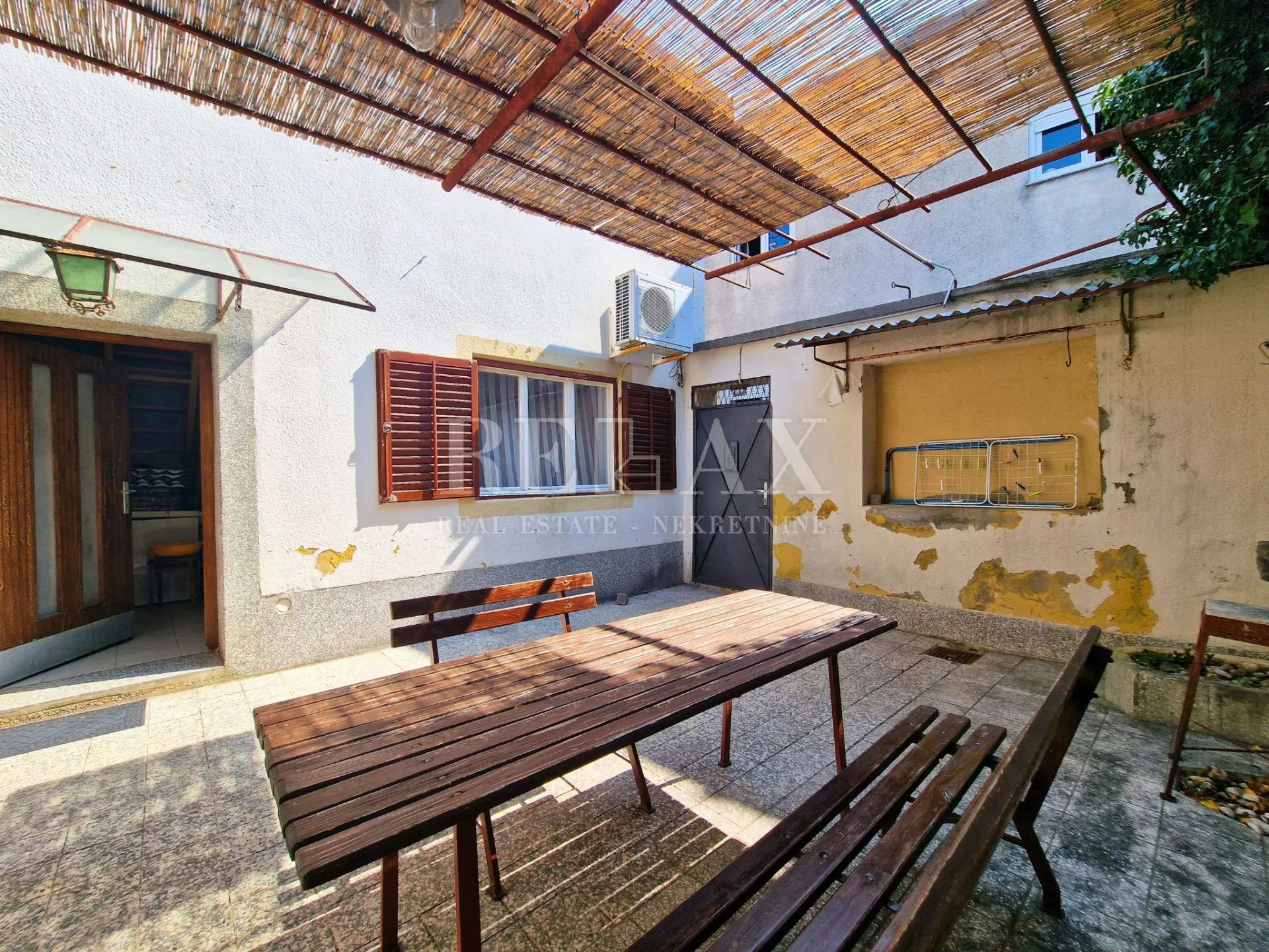 novi vinodolski - kuća s okućnicom u centru - slika 2