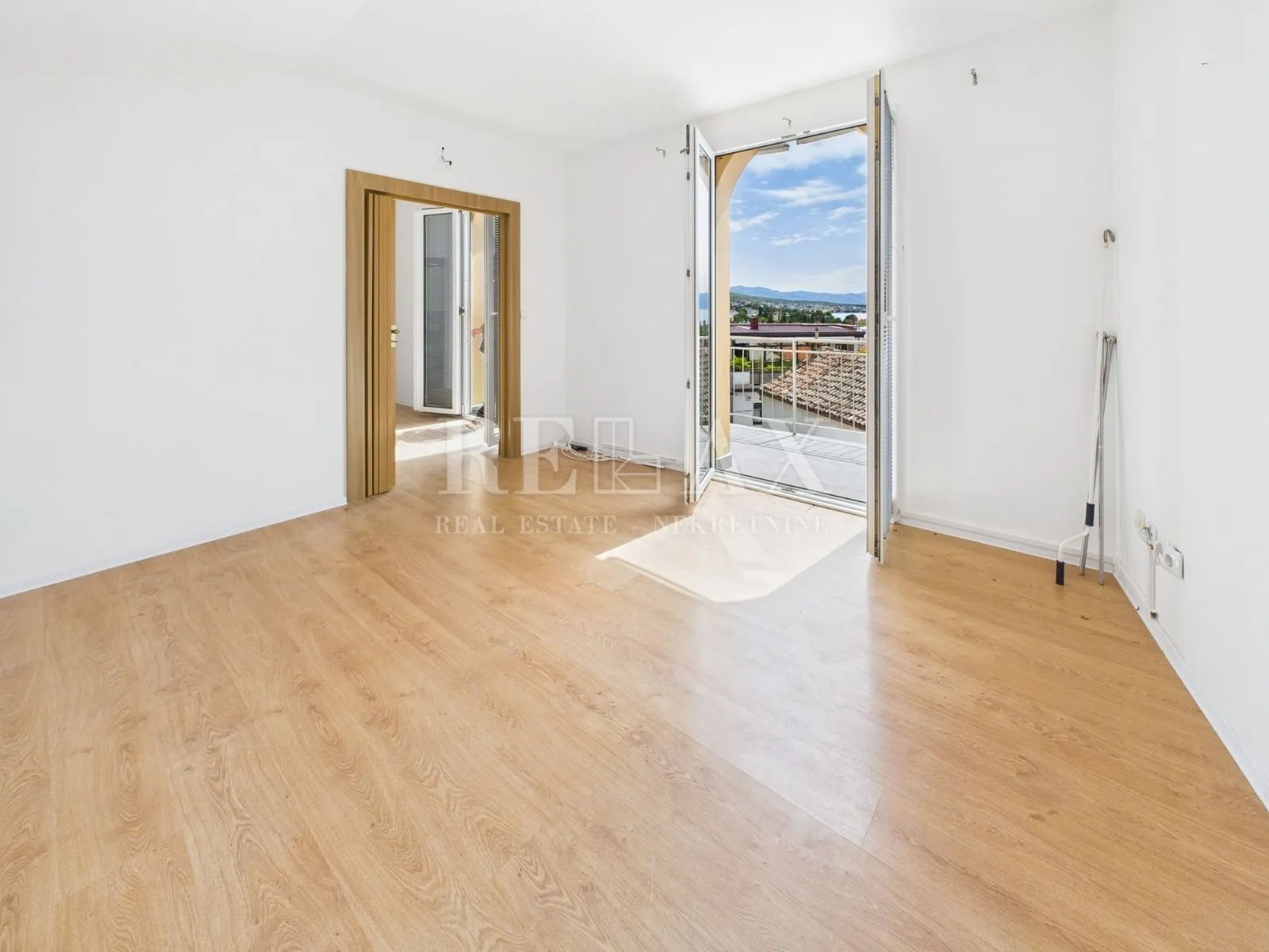 crikvenica – nenamješten apartman u potkrovlju u centru - slika 3