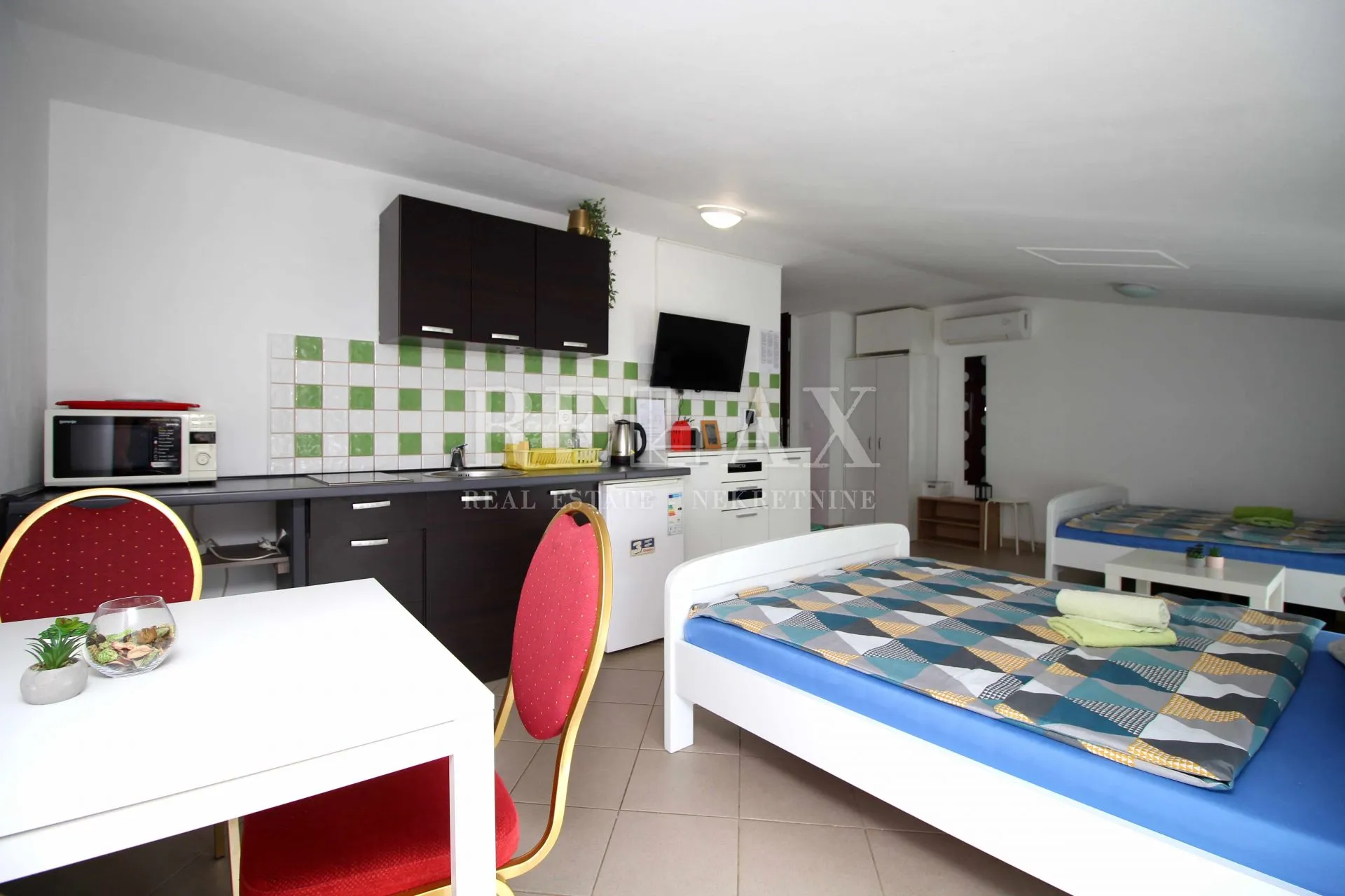 crikvenica - etaža sa tri apartmana u centru grada - slika 3