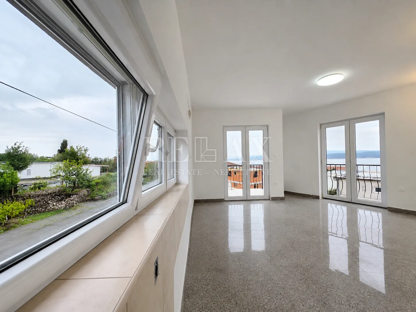 crikvenica - adaptirani stan s lođom - slika 3