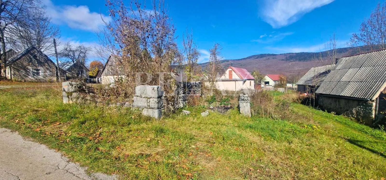 krasno - kuća za adaptaciju sa zemljištem i dva objekta - slika 3