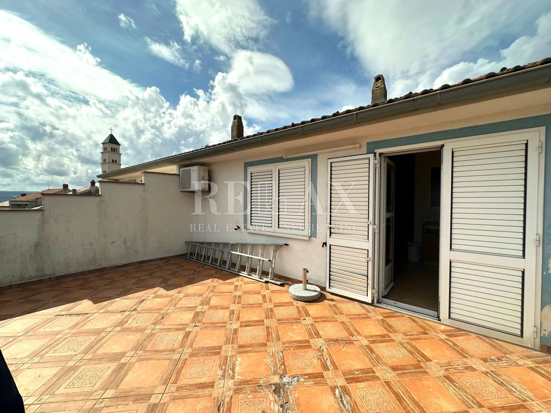 crikvenica- kuća u širem centru sa 7 apartmana - slika 29