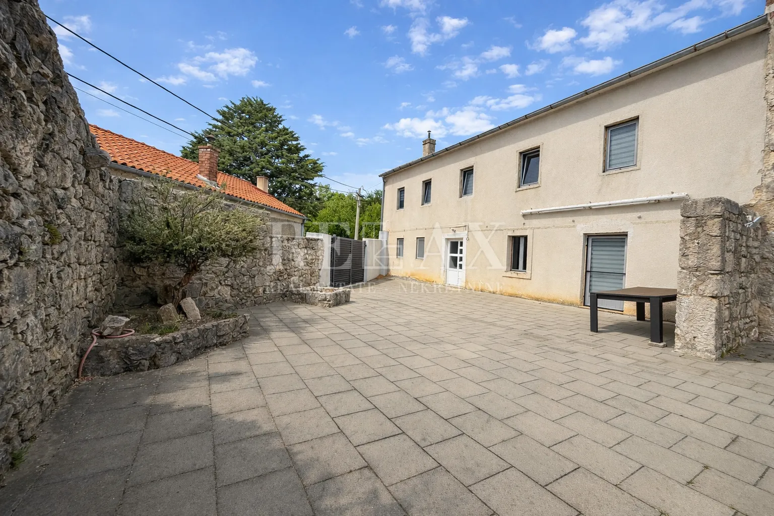 Bribir - kamena kuća s velikim dvorištem i okućnicom - Bribir, Vinodolska općina