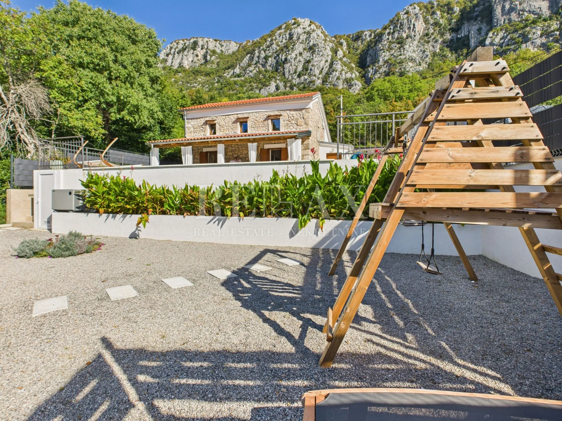 bribir - kamena vila s grijanim bazenom - slika 27