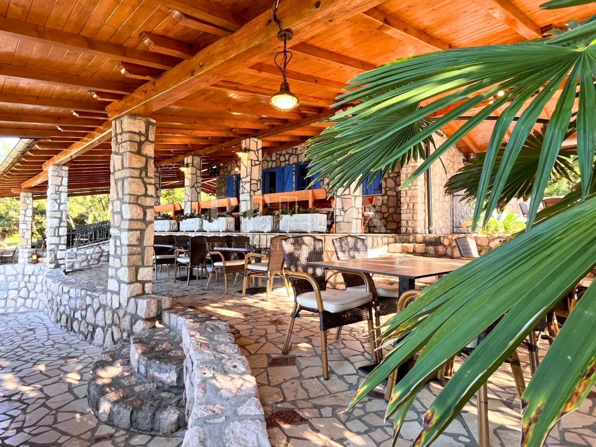novi vinodolski - restoran u prvom redu do mora - slika 3