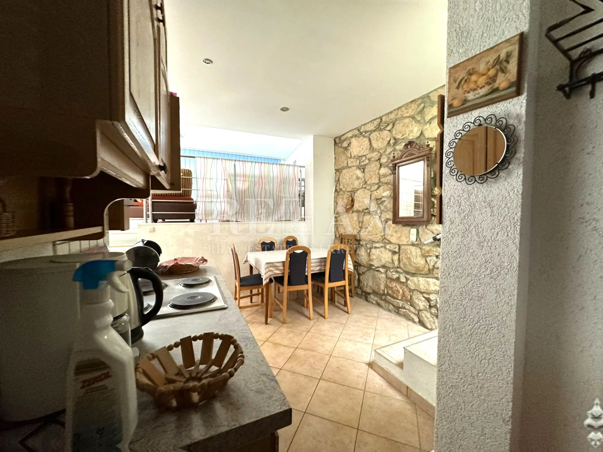 crikvenica- kuća u širem centru sa 7 apartmana - slika 13