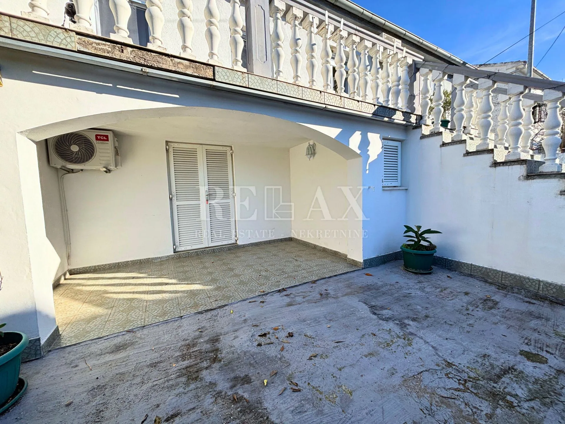 jadranovo - samostojeća kuća s 3 apartmana - slika 2
