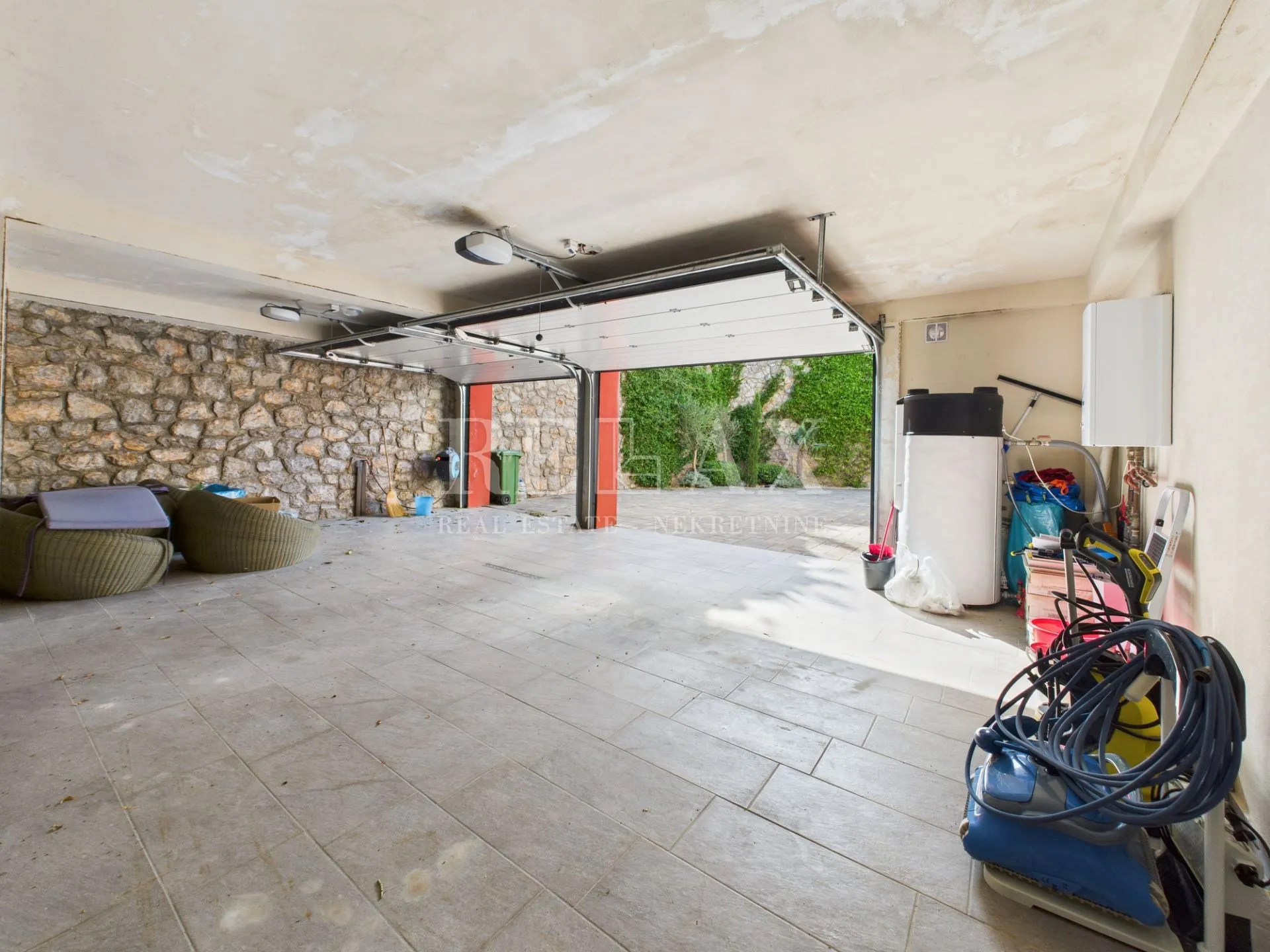 klenovica - moderna vila s bazenom - slika 52