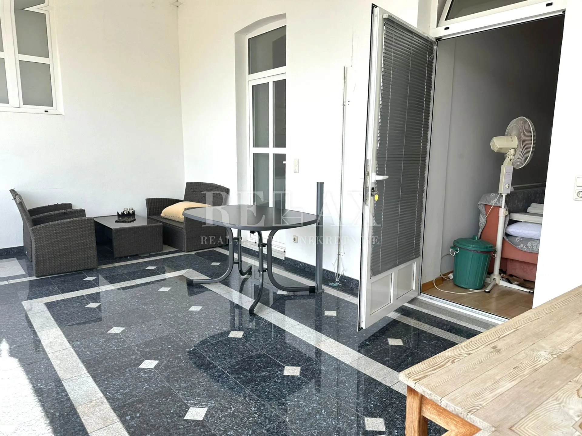 crikvenica- kuća u širem centru sa 7 apartmana - slika 53