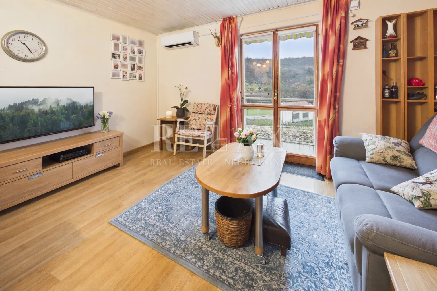 Novi Vinodolski - dvojna kuća s 3 apartmana