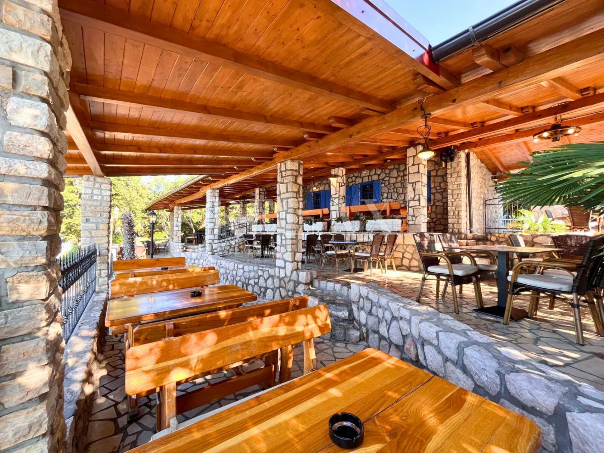 novi vinodolski - restoran u prvom redu do mora - slika 4