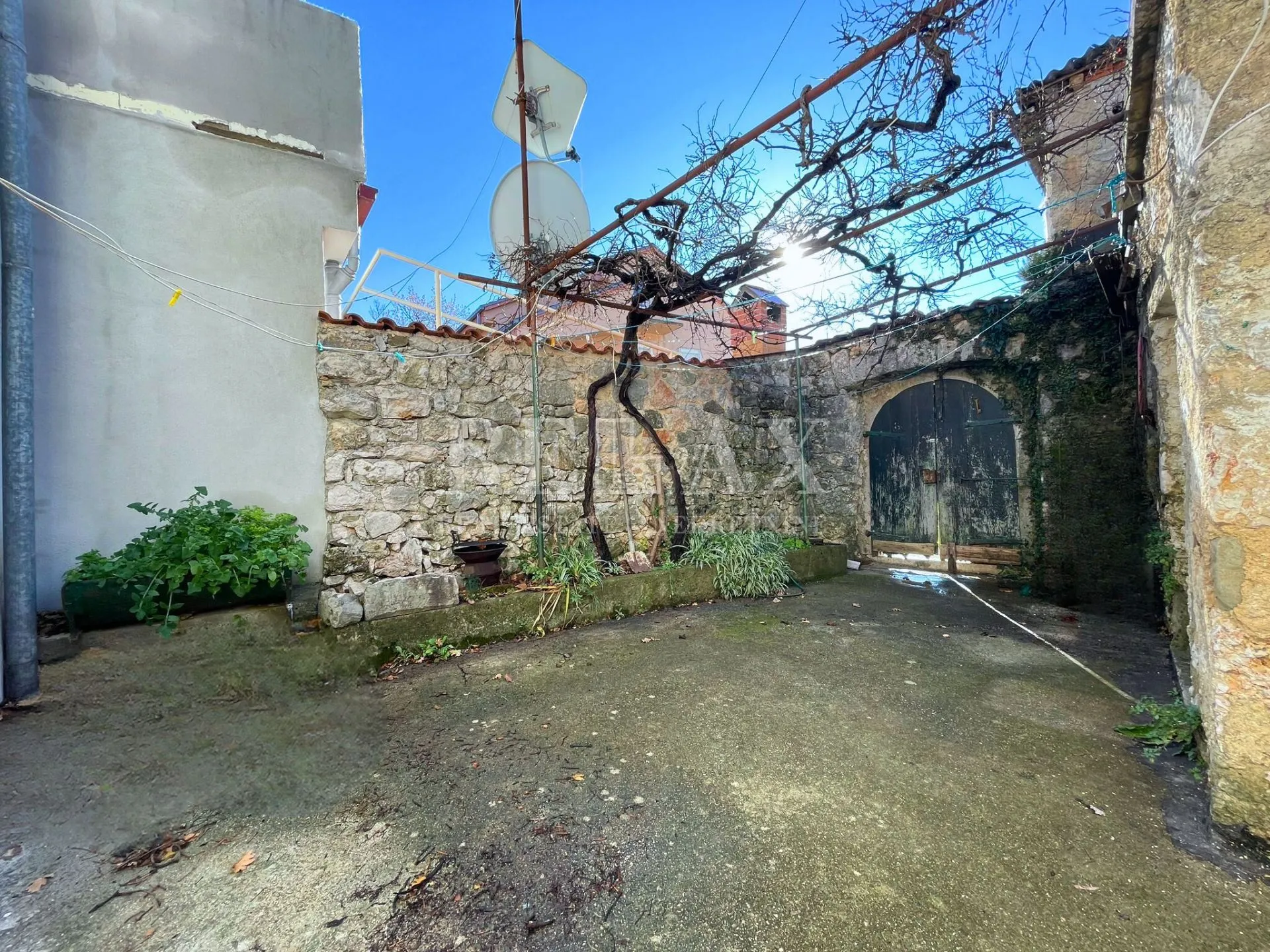 bribir - kamena kuća za renovaciju - slika 12