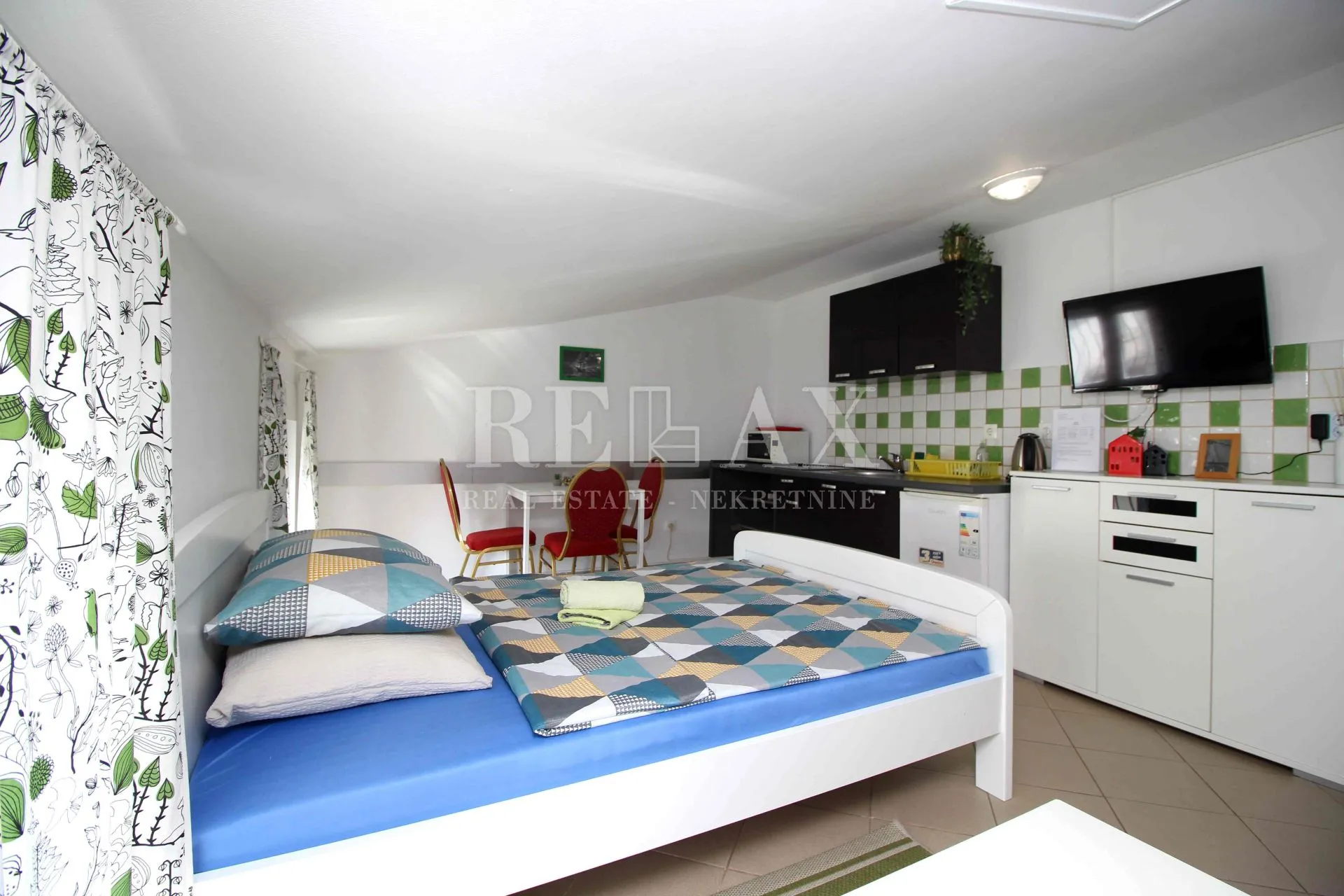 crikvenica - etaža sa tri apartmana u centru grada - slika 2