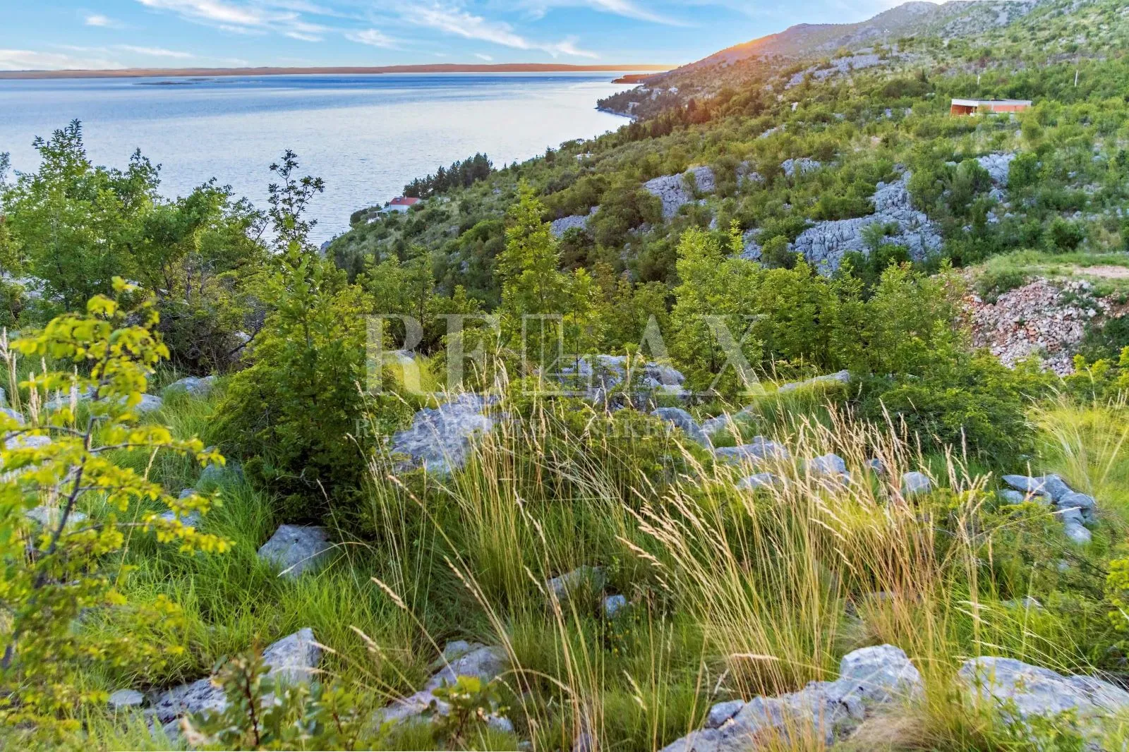 Starigrad - građevinsko zemljište sa projektom, udaljeno samo 100m od mora - Starigrad Paklenica