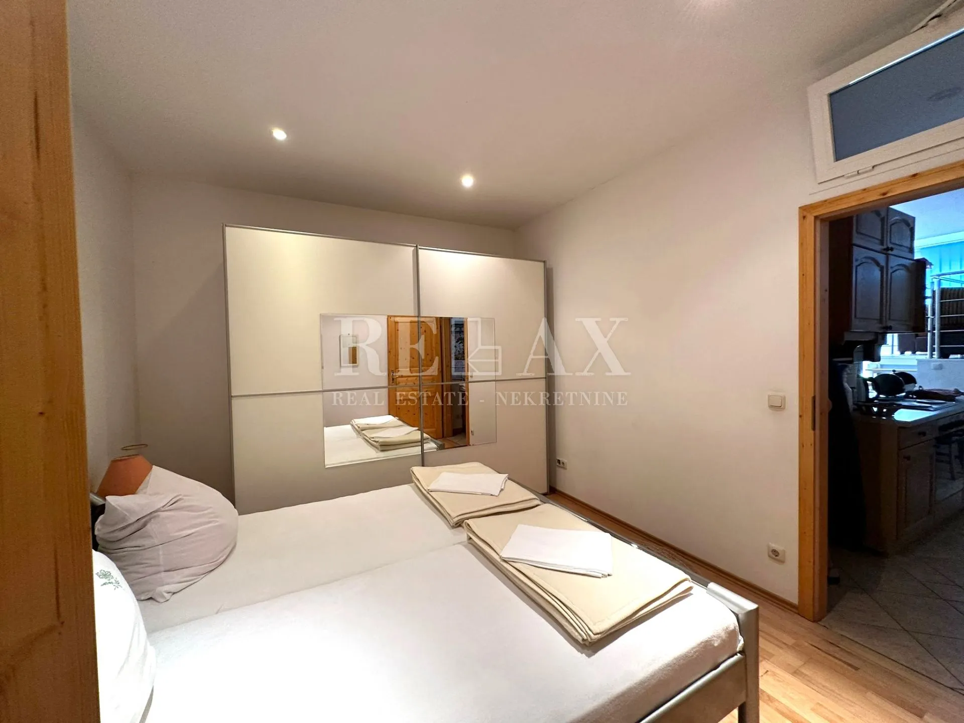 crikvenica- kuća u širem centru sa 7 apartmana - slika 14