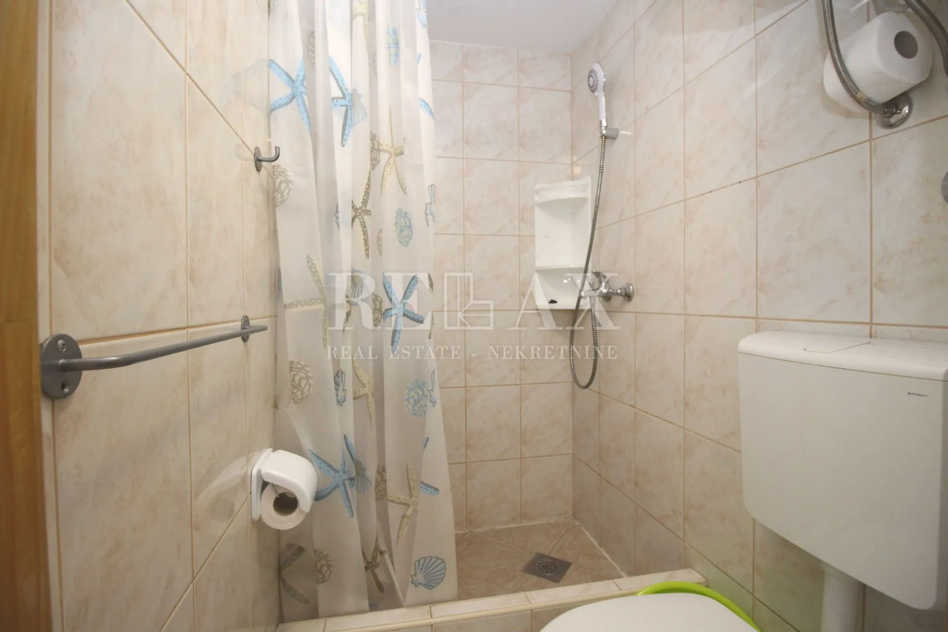 crikvenica - etaža sa tri apartmana u centru grada - slika 8