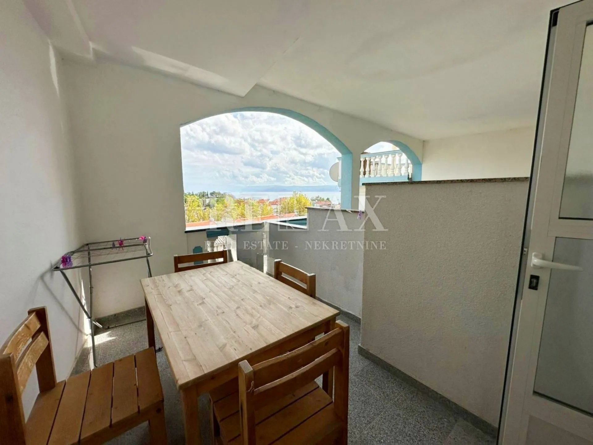 crikvenica- kuća u širem centru sa 7 apartmana - slika 9