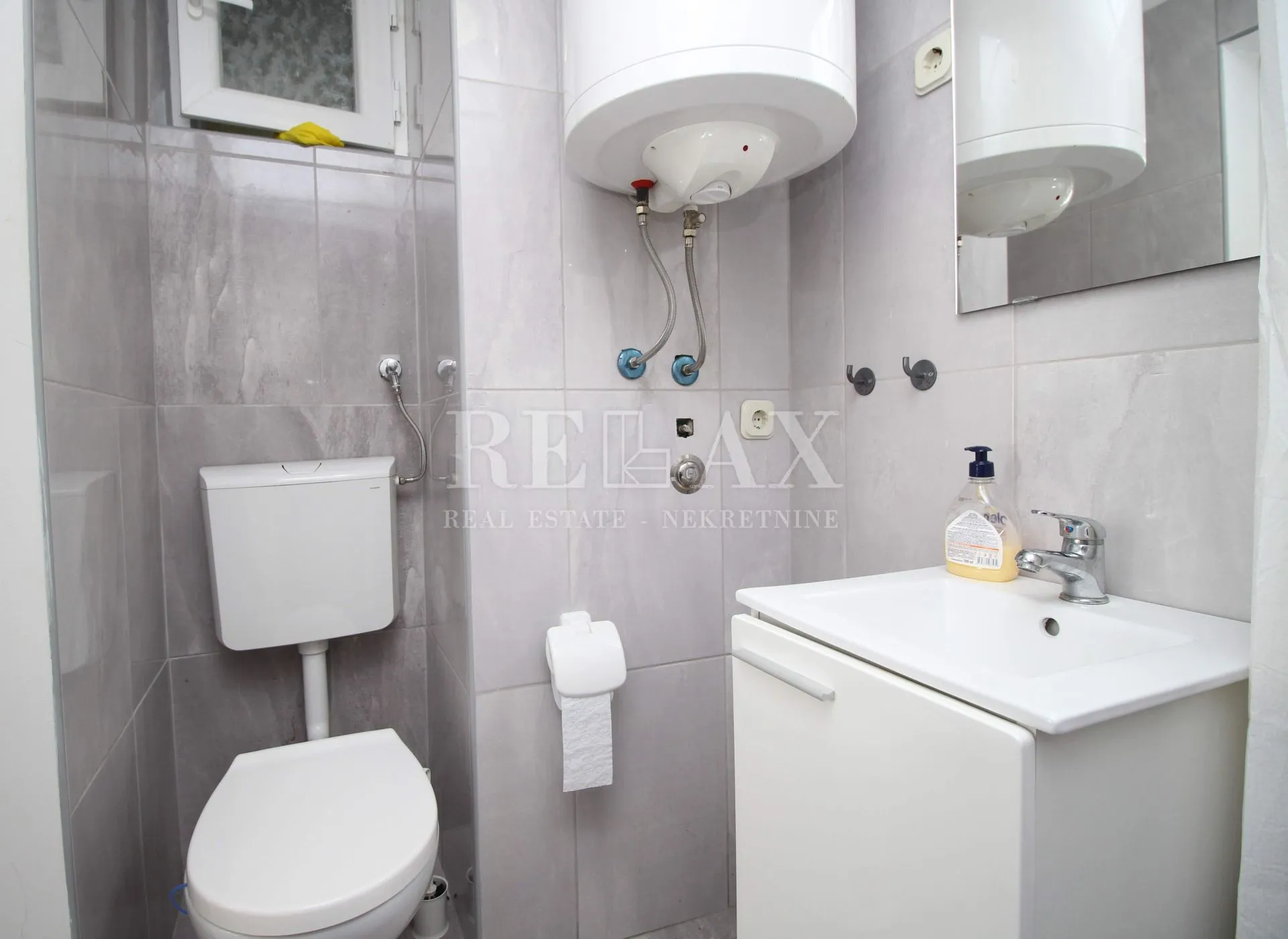 crikvenica - etaža sa tri apartmana u centru grada - slika 15