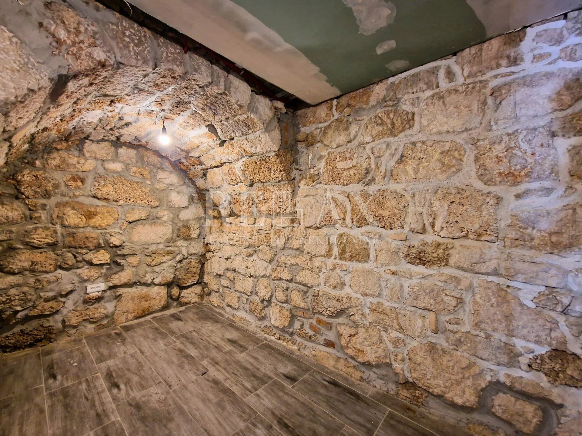 bribir - kamena kuća s bazenom i pogledom na more - slika 14