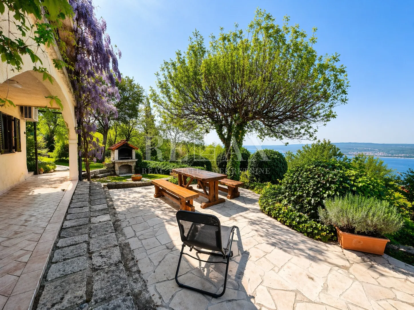 Crikvenica - kuća s dvije stambene jedinice i okućnicom