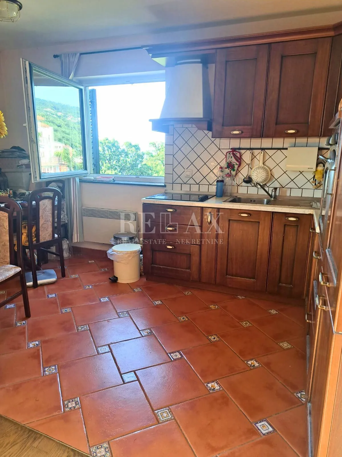 opatija, ičići - 97,76 m2 stana + 80 m2 potkrovlja, dva parkirna mjesta - slika 3