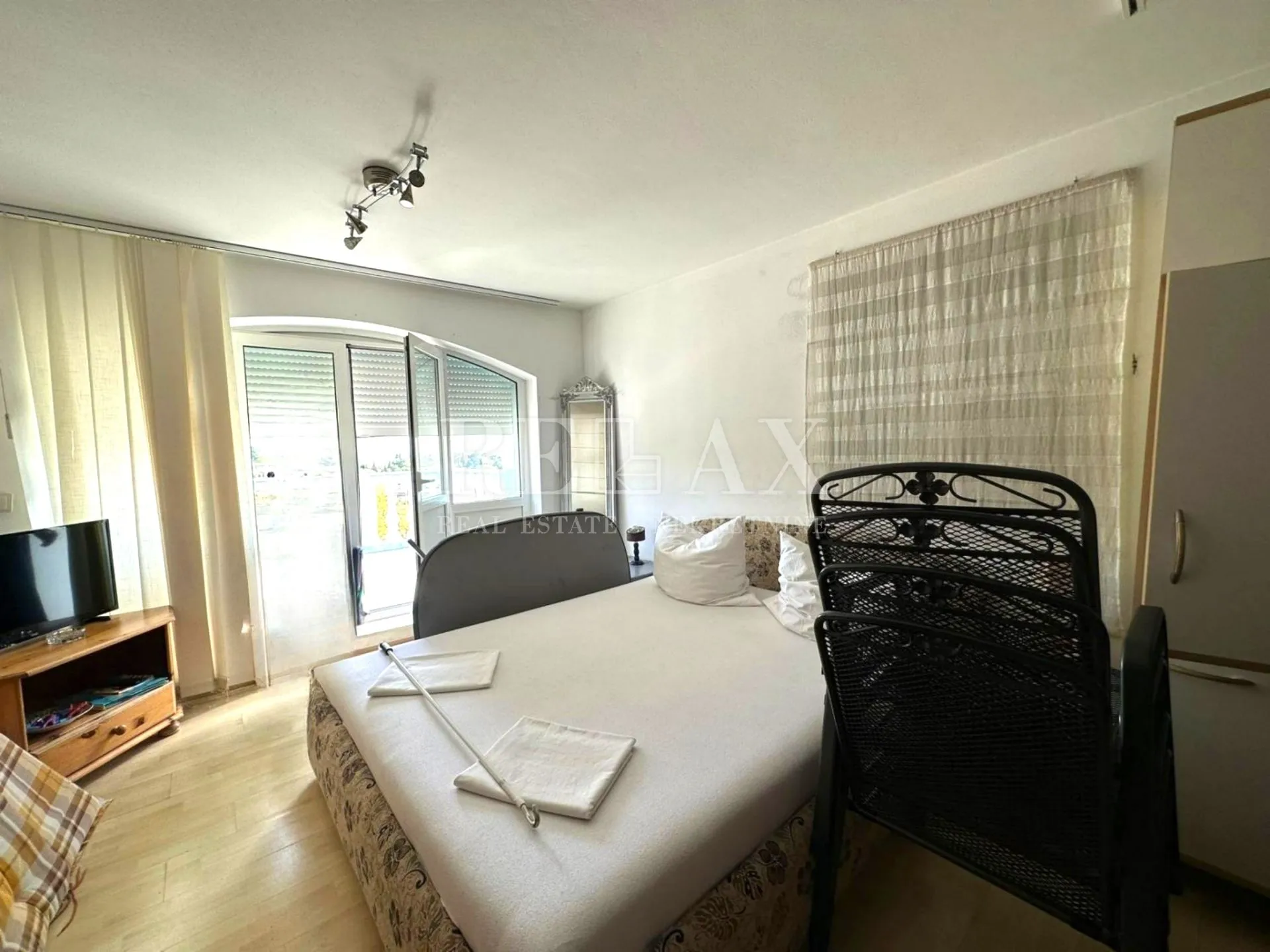 crikvenica- kuća u širem centru sa 7 apartmana - slika 11