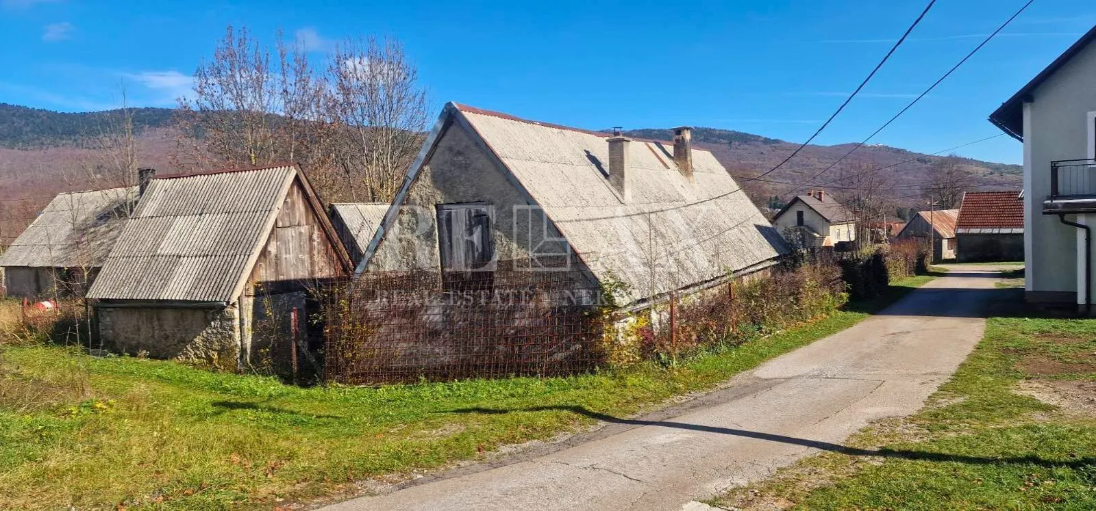 Krasno - kuća za adaptaciju sa zemljištem i dva objekta - Krasno Polje, Senj