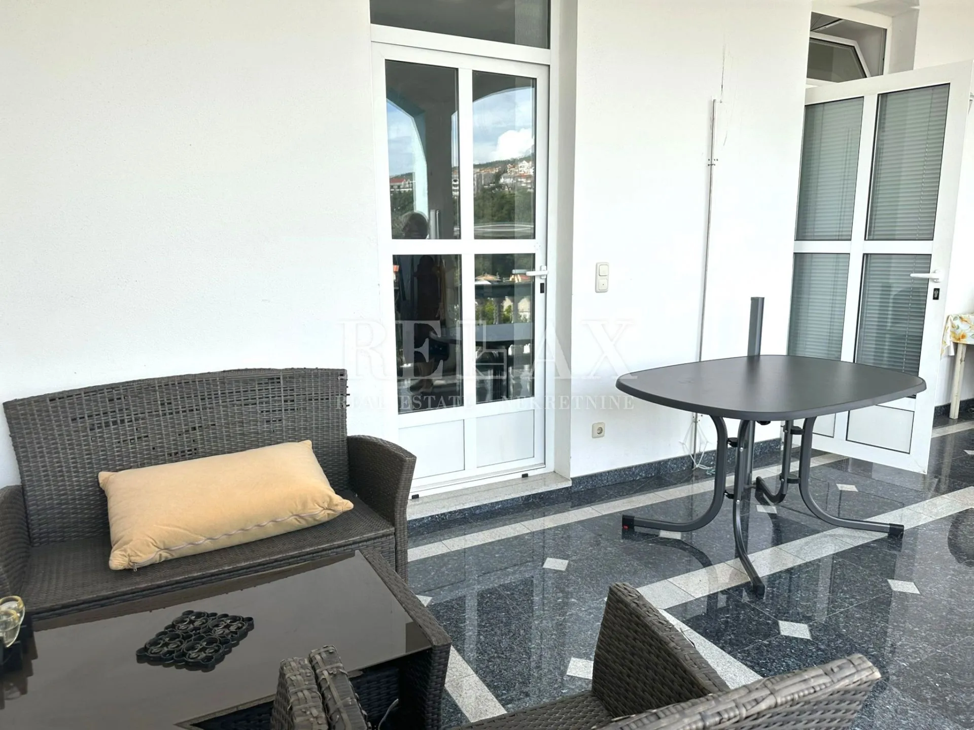 crikvenica- kuća u širem centru sa 7 apartmana - slika 54