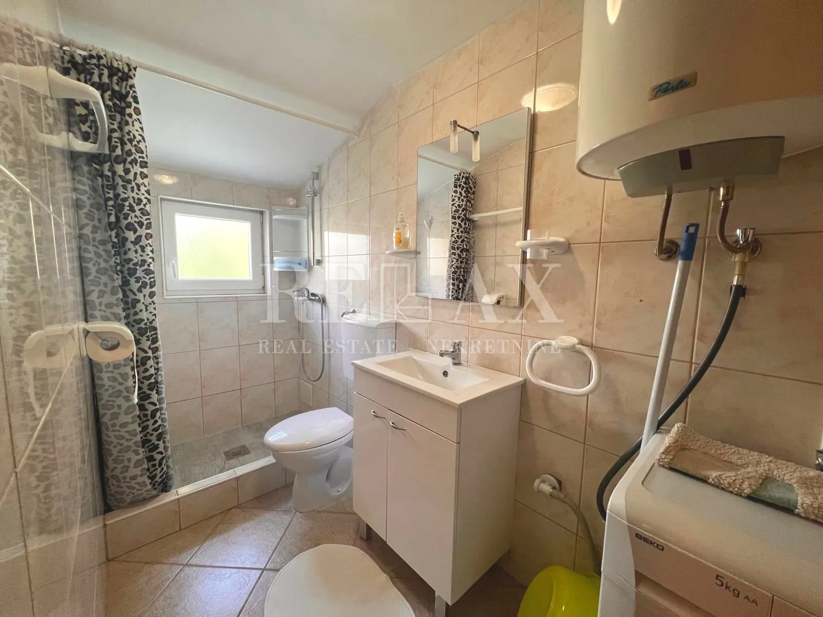 crikvenica - etaža sa tri apartmana u centru grada - slika 22