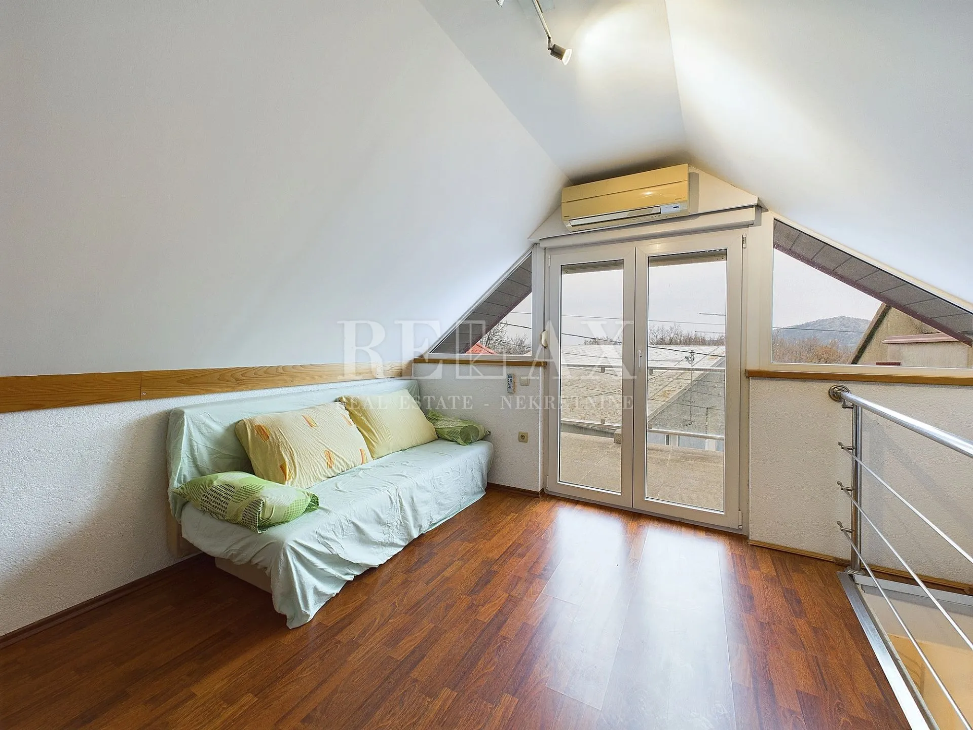 bribir - prostrana kuća u nizu s garažom - slika 15