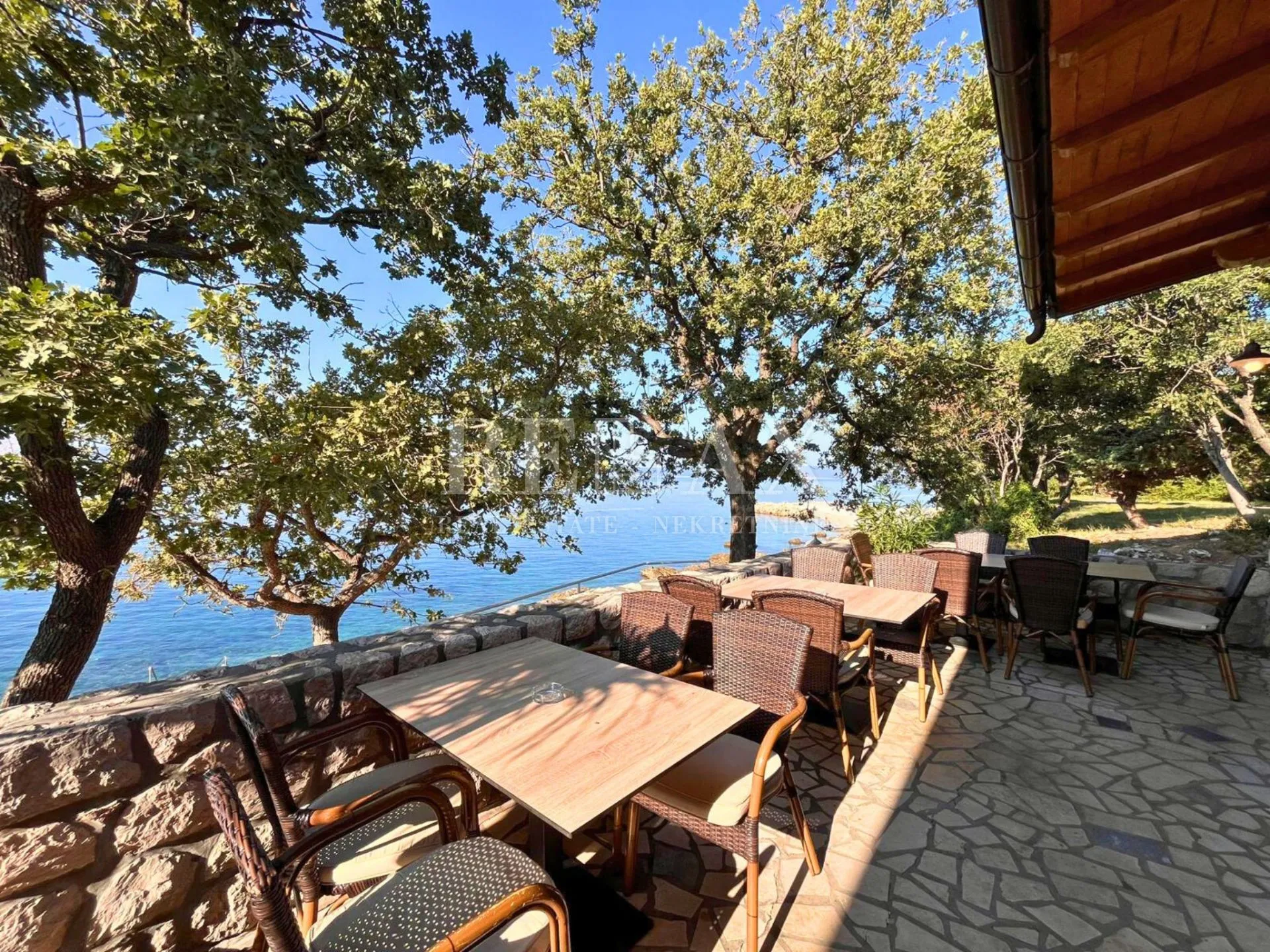 novi vinodolski - restoran u prvom redu do mora - slika 22