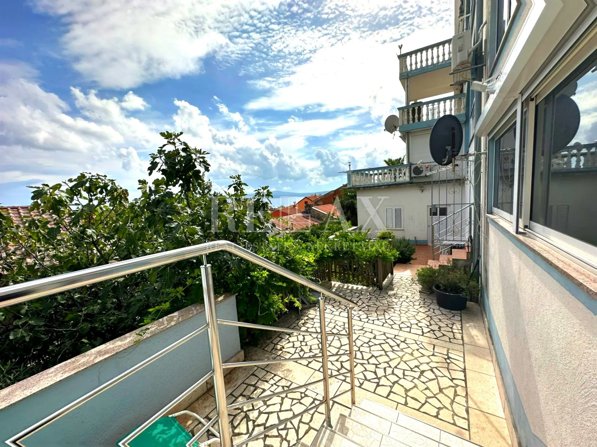 crikvenica- kuća u širem centru sa 7 apartmana - slika 6