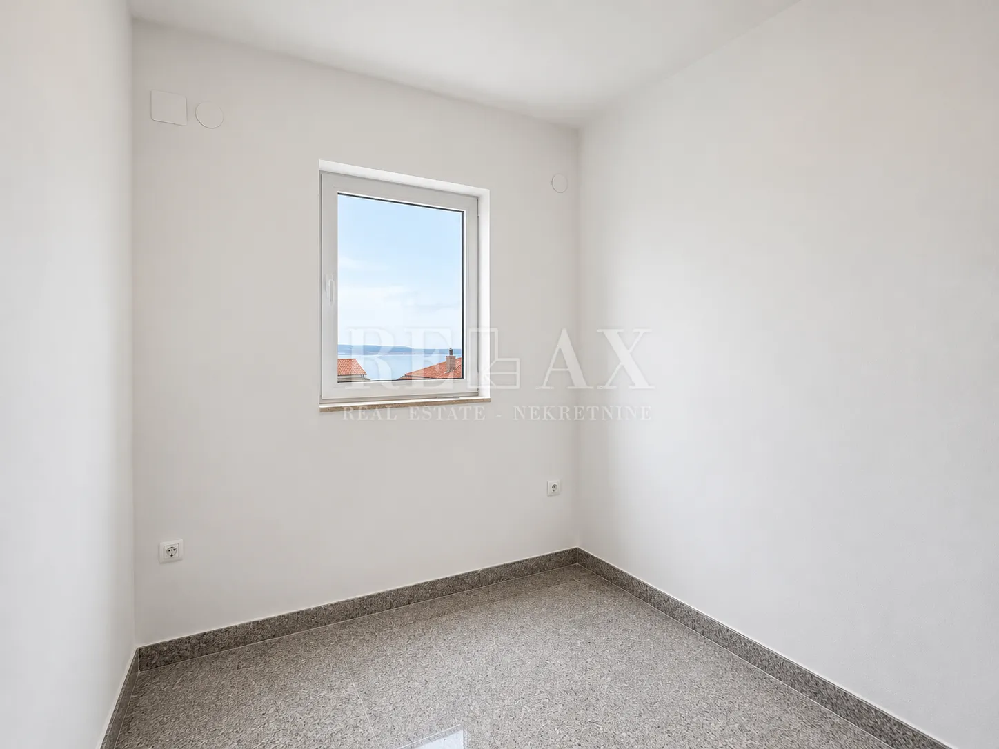 crikvenica - adaptirani stan s lođom - slika 7